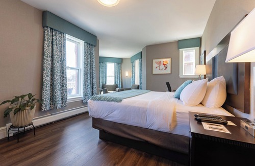 Concord Hotel | Experience Comfort at The Centennial - 4-Star Retreat
