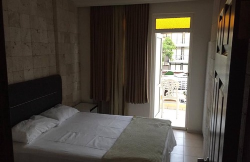 Side Apartment | Beachside Haven with Large Pool and Family-Friendly Amenities