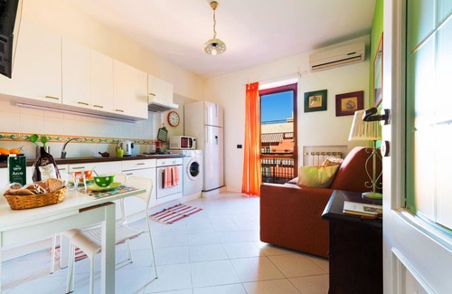 Sorrento City Centre Apartment | Ideal Base in Sorrento: Steps from the Station & Amenities