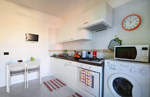 Sorrento City Centre Apartment | Ideal Base in Sorrento: Steps from the Station & Amenities