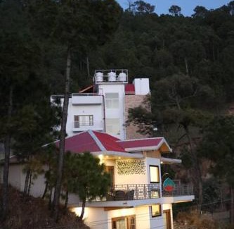 Kumarhatti Apartment | Modern Villa with Kitchen & Breakfast - Cerro Rico Awaits