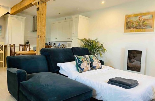 Monmouth House | Guest-Favorite The Chaff House Country Cottage Retreat