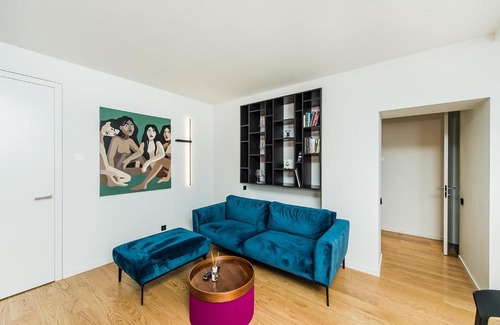 Old Town Apartment | Experience The Champions' Den: Pet-Friendly Excellence