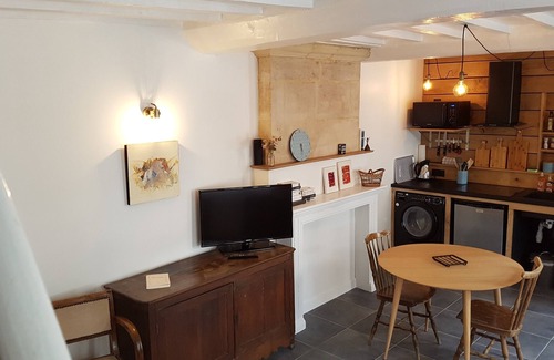 Port-en-Bessin-Huppain House | Cozy Fisherman’s House with Pool & Breakfast Included
