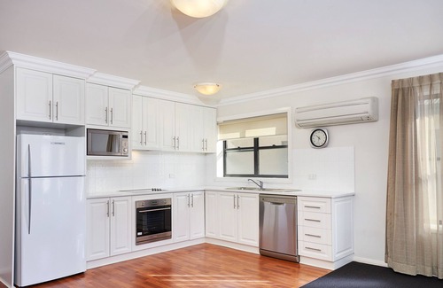 Wagga Wagga Hotel | Elegant Charles Boutique Hotel with Dining & Pool Access