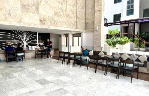 Patong House | Seaview Aparthotel: Steps from Patong Beach with Pool Access