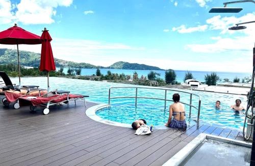 Patong House | Seaview Aparthotel: Steps from Patong Beach with Pool Access