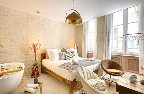 Latin Apartment | Relax at the Inviting Luxembourg Garden with Pool Access