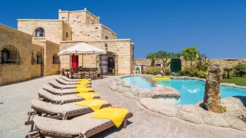 Misraħ Strejnu Villa | Oceanfront Retreat at The Chateau - 4-Star Family Escape