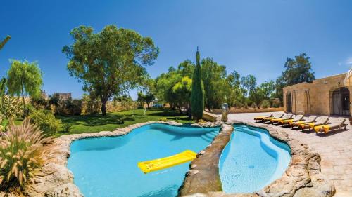 Misraħ Strejnu Villa | Oceanfront Retreat at The Chateau - 4-Star Family Escape