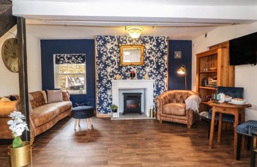 Stretton on Fosse House | Discover The Cheese Room: Family & Pet-Friendly Retreat