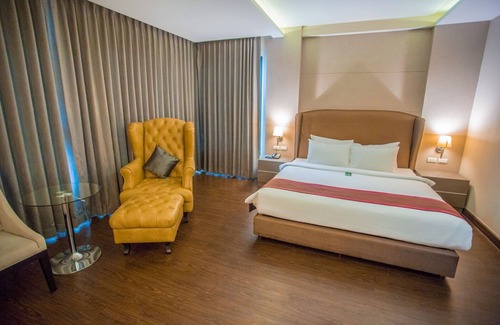 Chum Phae Hotel | Discover The Cheewin Hotel and Convention with Pool & Dining