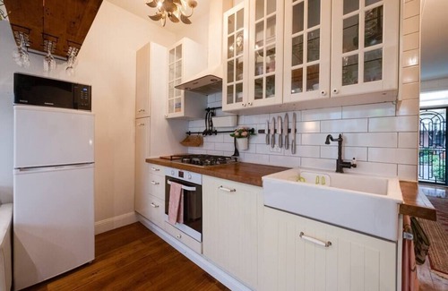 Redfern House | Welcoming Chelsea Cottage: Alfresco Living in East Redfern