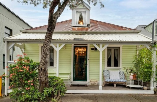 Redfern House | Welcoming Chelsea Cottage: Alfresco Living in East Redfern