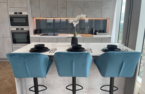 Castlefield Apartment | Modern Chelsea Suite in Manchester City Centre for Families