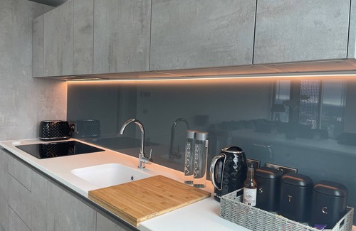 Castlefield Apartment | Modern Chelsea Suite in Manchester City Centre for Families