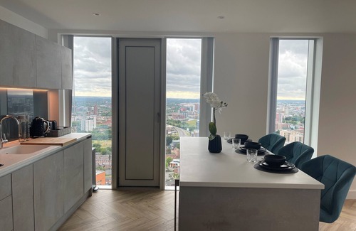Castlefield Apartment | Modern Chelsea Suite in Manchester City Centre for Families