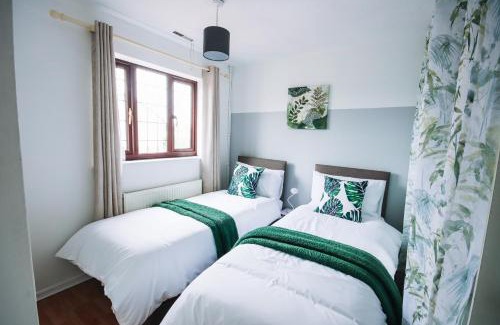 Cheshunt House | Willowdene Wonder - Ideal Stay for Corporates & Contractors
