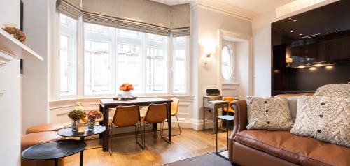 City of Westminster Apartment | Family-Friendly Escape at The Chesterfield Suite - 4 Stars