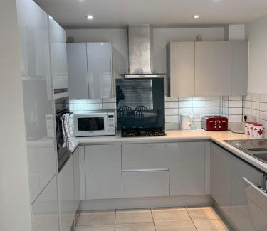 Sidcot House | Pet-Friendly Retreat at The Chestnuts - Rated 9/10!