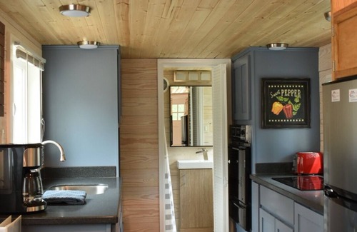 Lyons Resort | Cozy Cheyenne Tiny Home Near Estes Park and Rocky Mountains