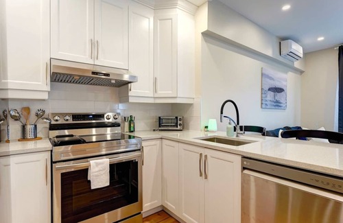 Plateau Mont Royal House | Unwind at The Chic Condo in Plateau - Family-Friendly Stay!