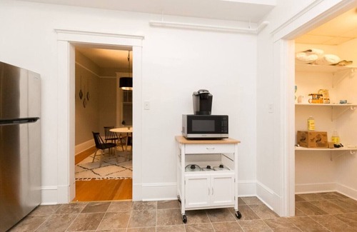 Martinsburg Apartment | The Chic Downtowner- 2 bedroom apartment