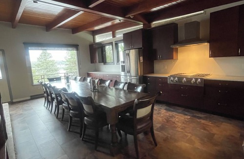 Gaastra House | Discover The Chicagon Cove House: Pet-Friendly Getaway