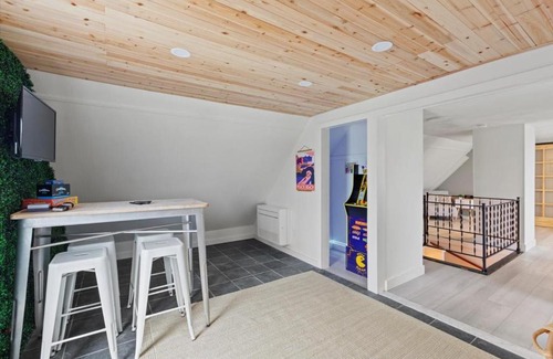 Gloucester Apartment | Experience Comfort at The Chill-a-Vista Hotel