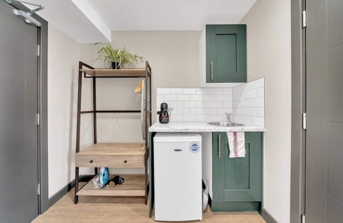 Shacklewell Apartment | Cozy Retreat: Serene Studio for Two with Kitchen & Breakfast