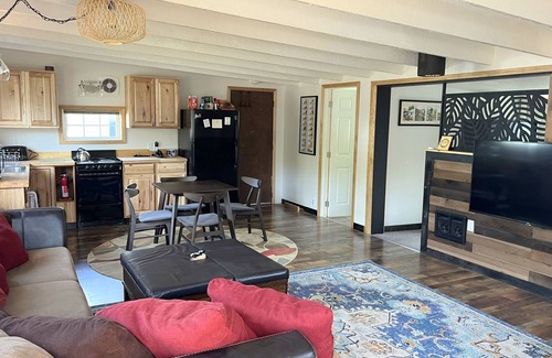 Tierra Del Mar Cabin | Cozy Chillton #125: Beachside Retreat with Ocean Views