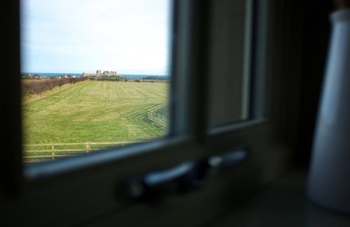 Bamburgh Cottage | Family-Friendly The Chimney Cottage with Ocean Views