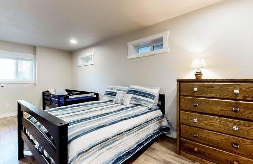 Lincoln Beach House | Discover The Chinook House: Pet-Friendly Family Retreat