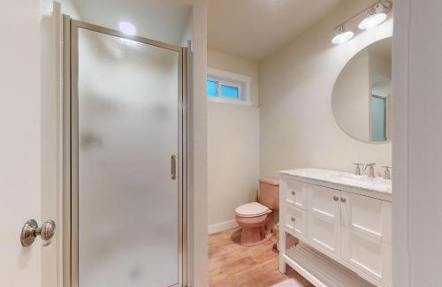 Lincoln Beach House | Discover The Chinook House: Pet-Friendly Family Retreat