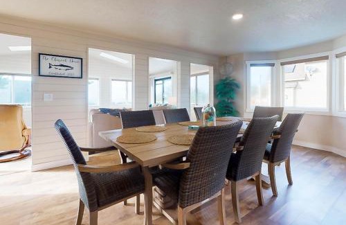 Lincoln Beach House | Discover The Chinook House: Pet-Friendly Family Retreat