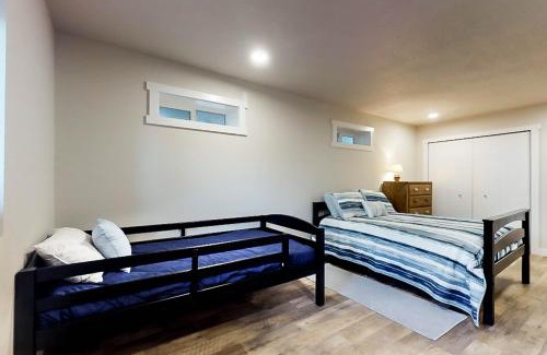Lincoln Beach House | Discover The Chinook House: Pet-Friendly Family Retreat