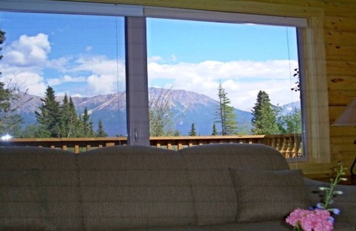 McCarthy House | Guest Rated 10/10: The Chitina at Currant Ridge Retreat
