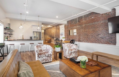 West Main Historic District Apartment | Stylish Derby Flat Near Downtown & Bourbon Trail - 10/10 Rating