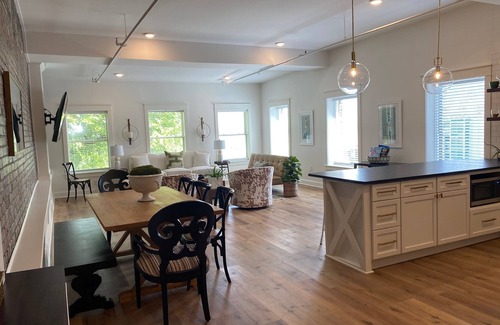 West Main Historic District Apartment | Stylish Derby Flat Near Downtown & Bourbon Trail - 10/10 Rating