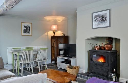 Combe House | Cozy Getaway at The Cider Barn - Family Friendly Stay