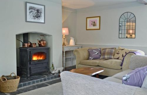 Combe House | Cozy Getaway at The Cider Barn - Family Friendly Stay