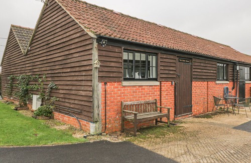 West Knoyle Cottage | Inviting Getaway at The Cider Barn with Family-Friendly Amenities