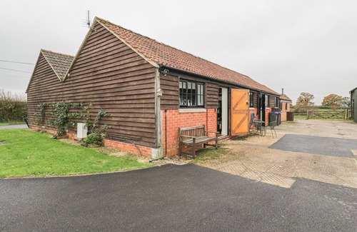 West Knoyle Cottage | Inviting Getaway at The Cider Barn with Family-Friendly Amenities