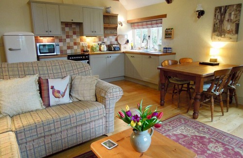 High Street Cottage | Family-Friendly Stay at Cider Barn - Lanjeth with Breakfast