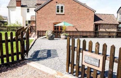 Leominster House | Discover The Cider House: Pet-Friendly 4-Star Retreat