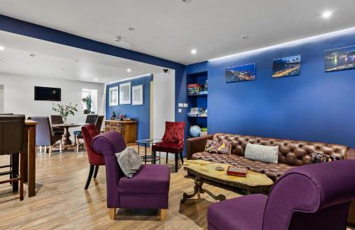 Torquay City Centre House | Discover The Cimon: Oceanfront Oasis with Pool & High Ratings