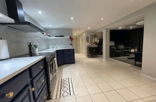 Queens House | Convenient Circle Suite for Families Near JFK Airport