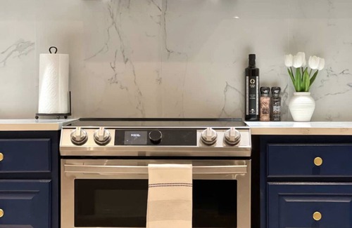 Queens House | Convenient Circle Suite for Families Near JFK Airport