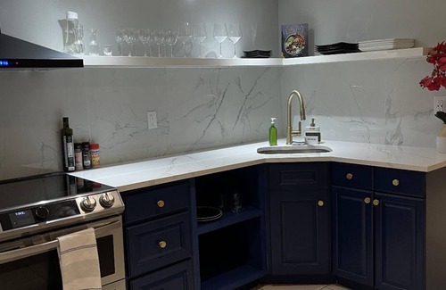 Queens House | Convenient Circle Suite for Families Near JFK Airport