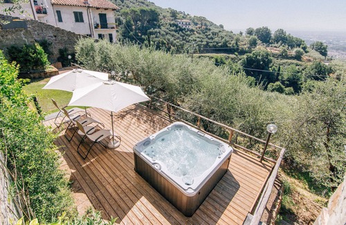 Uzzano Apartment | Discover The Citrus Village - Mandarin: Spa & Hot Tub Retreat